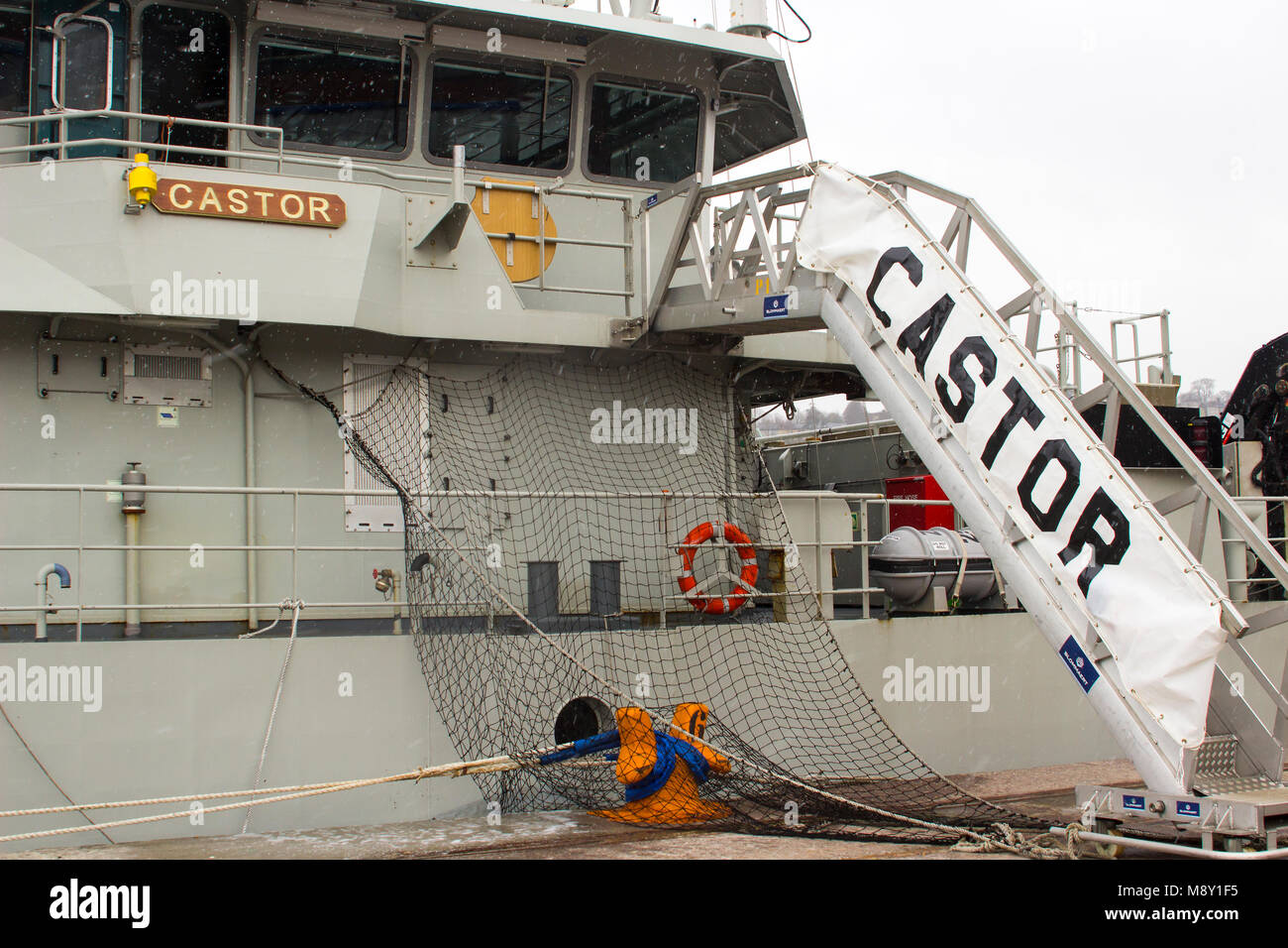 La superstructure et pont de navire de la marine belge le Castor accostera au quai Kennedy dans la ville de Port de Cork Irlande lors d'une tempête de neige Banque D'Images