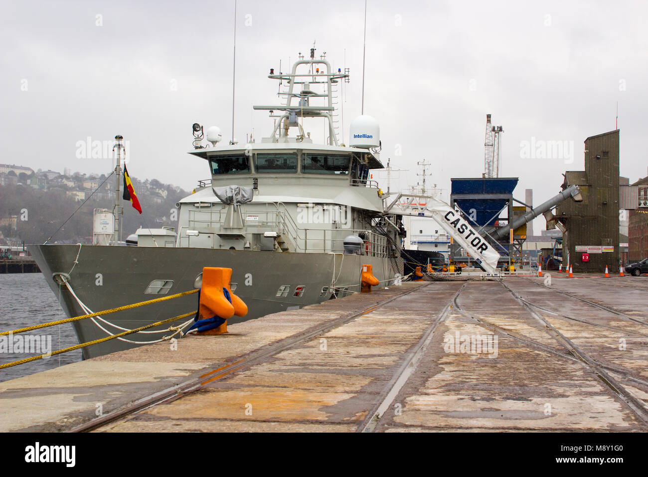 La superstructure et pont de navire de la marine belge le Castor accostera au quai Kennedy dans la ville de Port de Cork Irlande lors d'une tempête de neige Banque D'Images