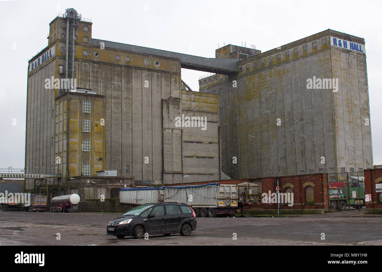 La ville de Cork Harbour Irlande l'historique R & H Hall silo à grains construit de béton de masse sur le quai Kennedy lors d'une tempête de neige à la fin de l'hiver Banque D'Images