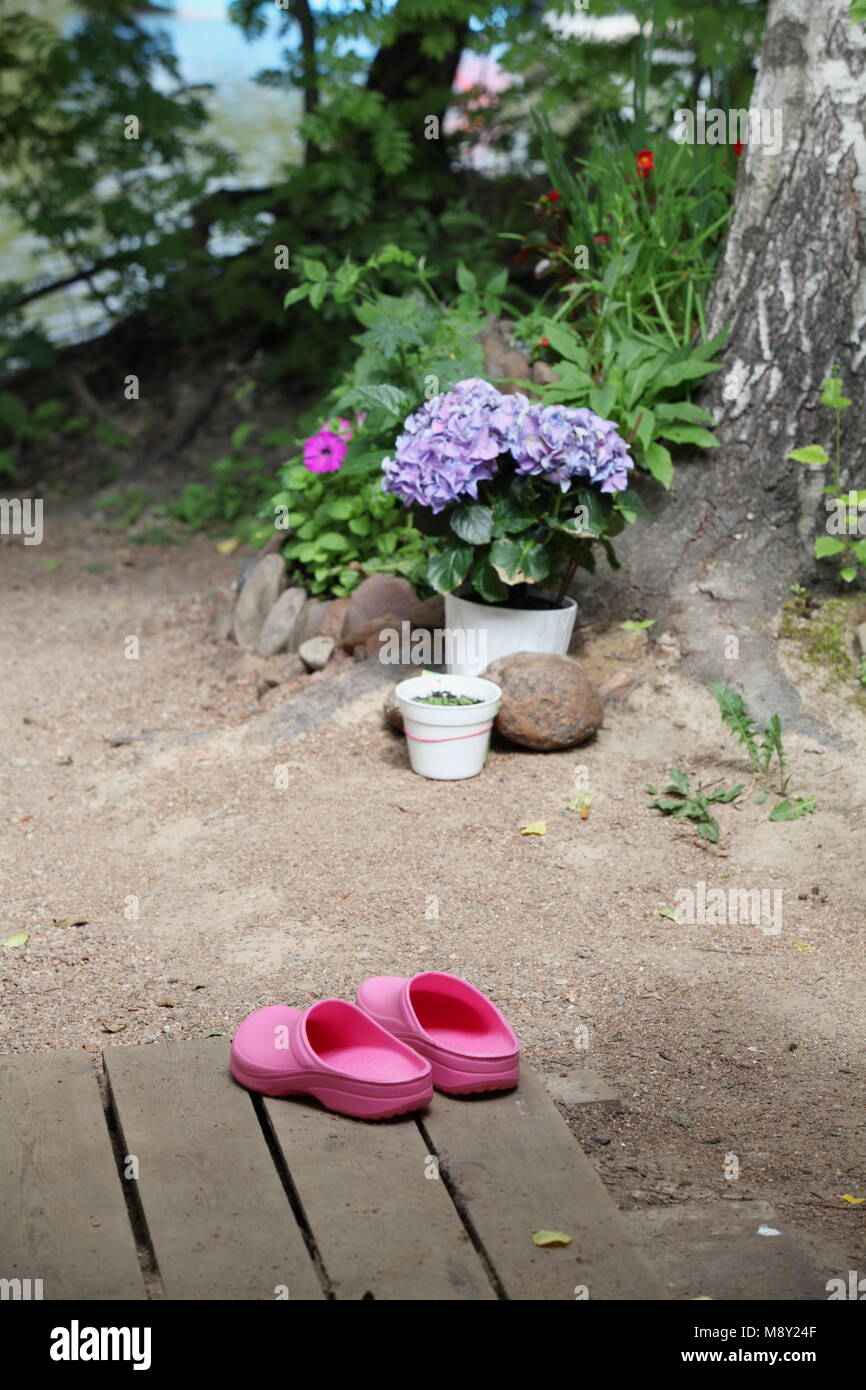 Chaussons sabots roses de jardin Photo Stock Alamy