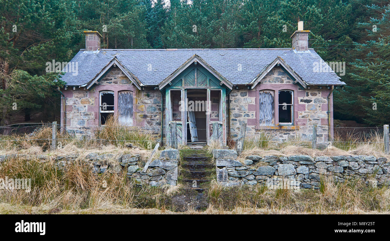 Une vieille maison de style victorien en pierre abandonnée au bord du Loch Lee dans les forêts de Glen Esk dans l'Angus Glens, en Écosse. Banque D'Images