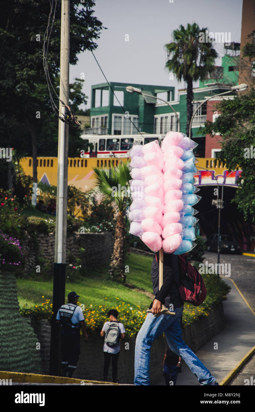 Vendeur de coton doux dans les rues de Barranco, Lima - Pérou Banque D'Images