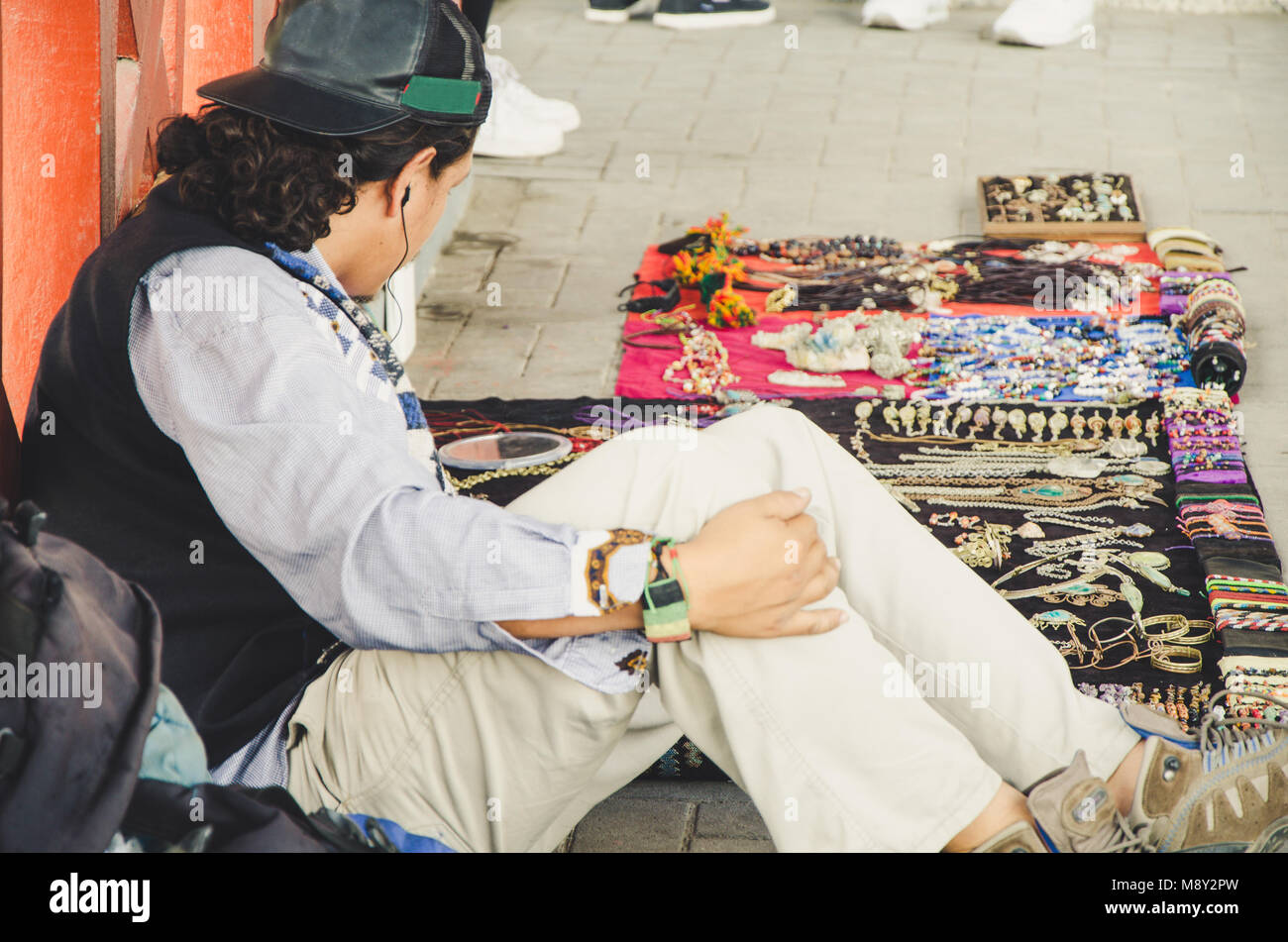 Vendeur d'artisanat sur un pont sur le chemin de la mer à Barranco, Lima - Pérou Banque D'Images
