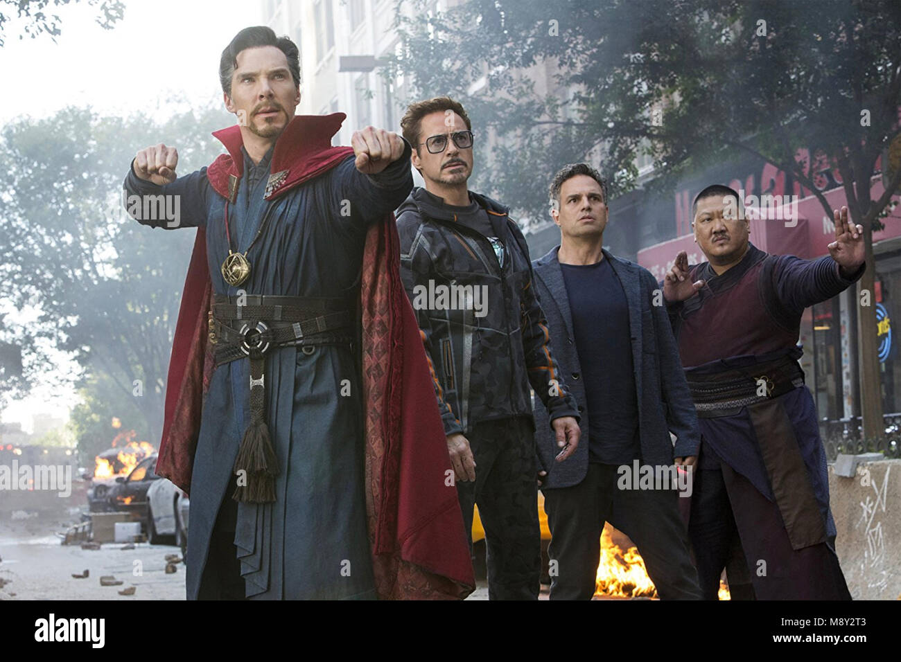 AVENGERS INFINITY 2018 ; GUERRE Studios Marvel film avec de gauche à droite : Benedict Cumberbatch, Robert Downey Jr, Mark Ruffalo, Benedict Wong Banque D'Images