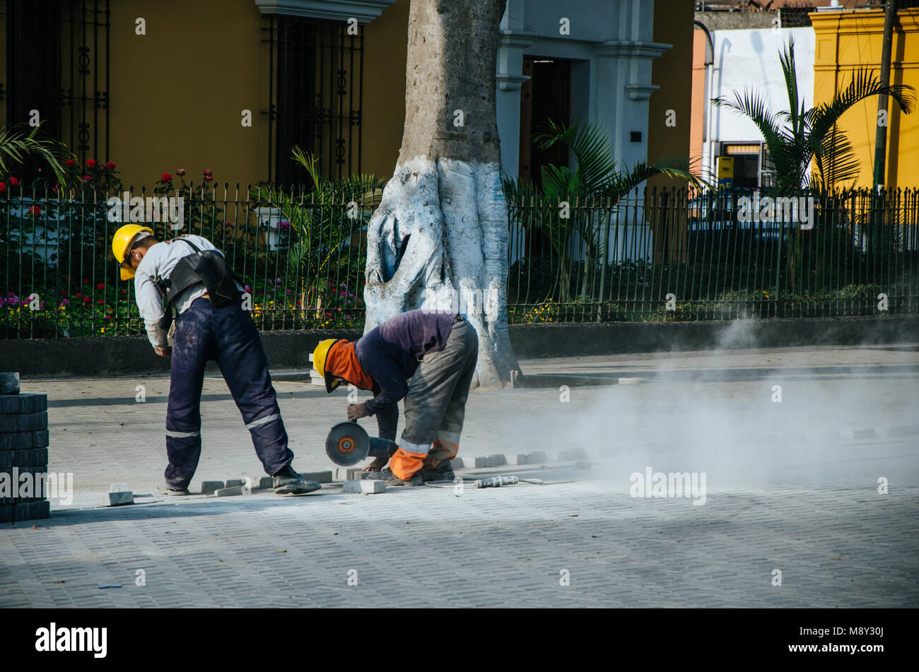 Builder de trottoirs dans la ravine, Lima - Pérou Banque D'Images