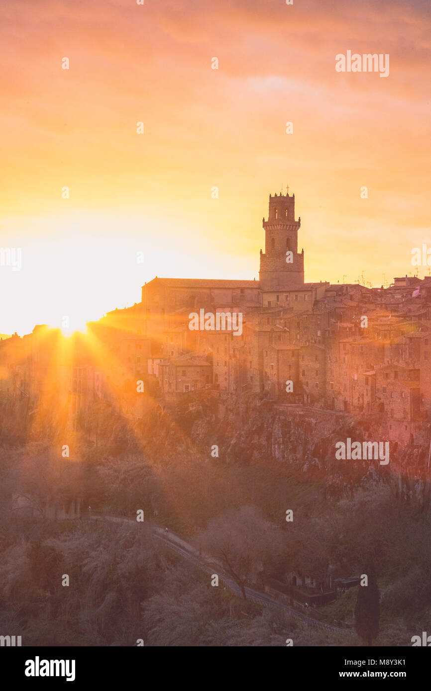 Coucher du soleil sur la ville toscane, Pitigliano, une grande falaise, ville construite par pierre. Banque D'Images