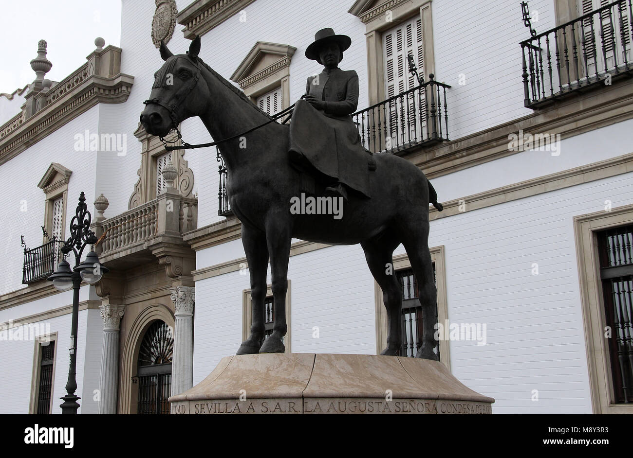 Statue équestre de la Comtesse de Barcelone en dehors des arènes de Séville Banque D'Images