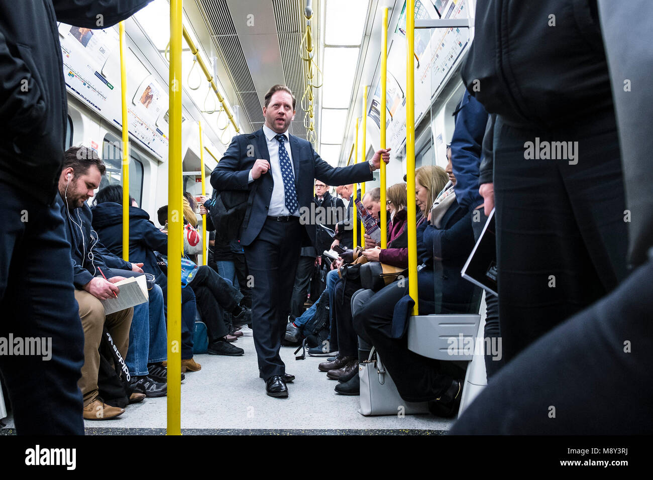 Les navetteurs sur un train de tube. Banque D'Images