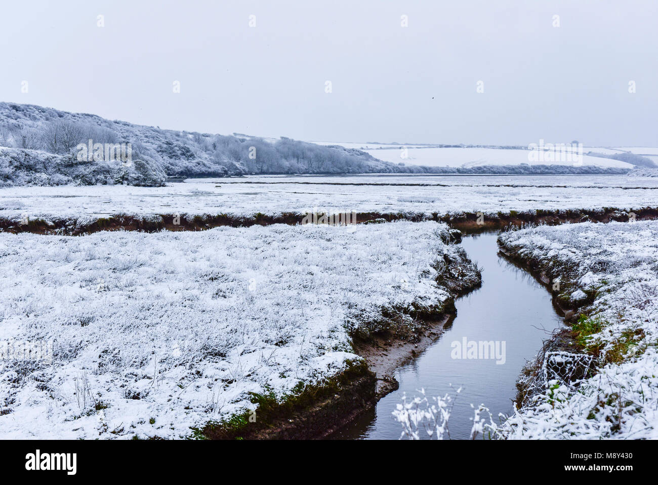 La neige a couvert l'estuaire Gannel à Newquay Cornwall. Banque D'Images