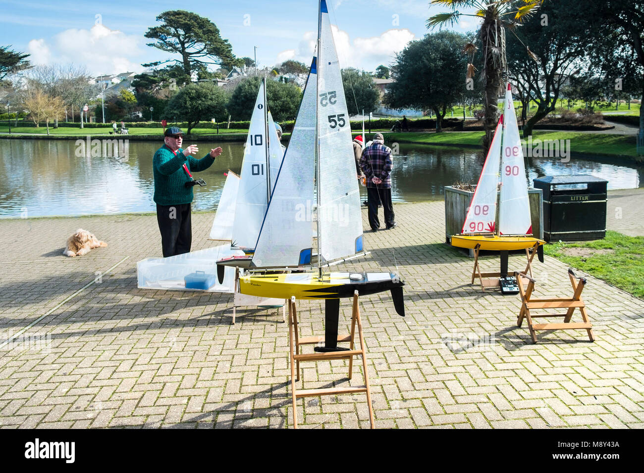 Yachts modèle appartenant à des membres de l'Newquay Model yacht club à Trenance Lake à Newquay Cornwall. Banque D'Images
