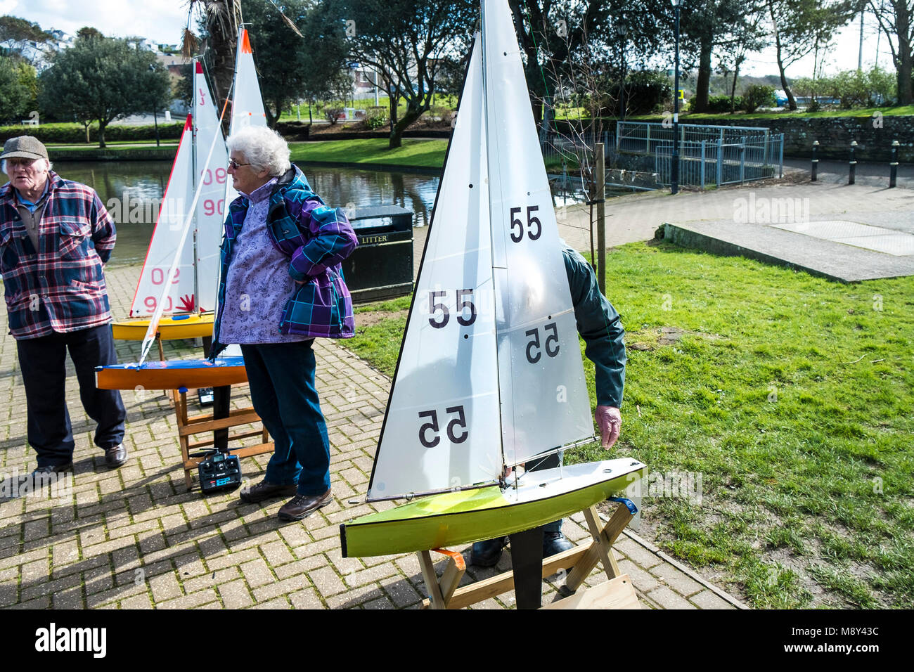 Yachts modèle appartenant à des membres de l'Newquay Model yacht club à Trenance Lake à Newquay Cornwall. Banque D'Images