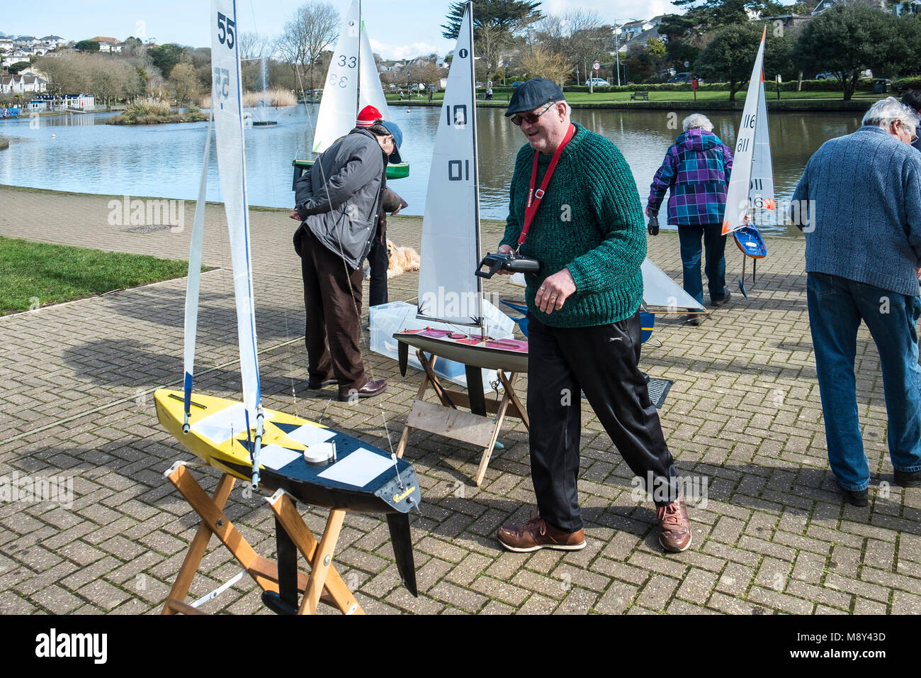 Les membres du yacht club Modèle Newquay à Trenance Lake à Newquay Cornwall. Banque D'Images