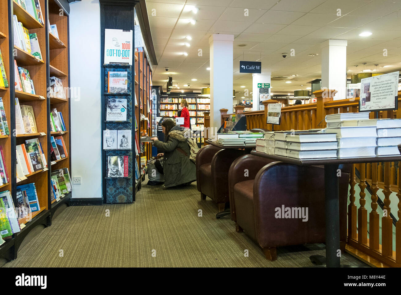 L'intérieur d'une librairie Waterstones à Truro, Cornwall. Banque D'Images