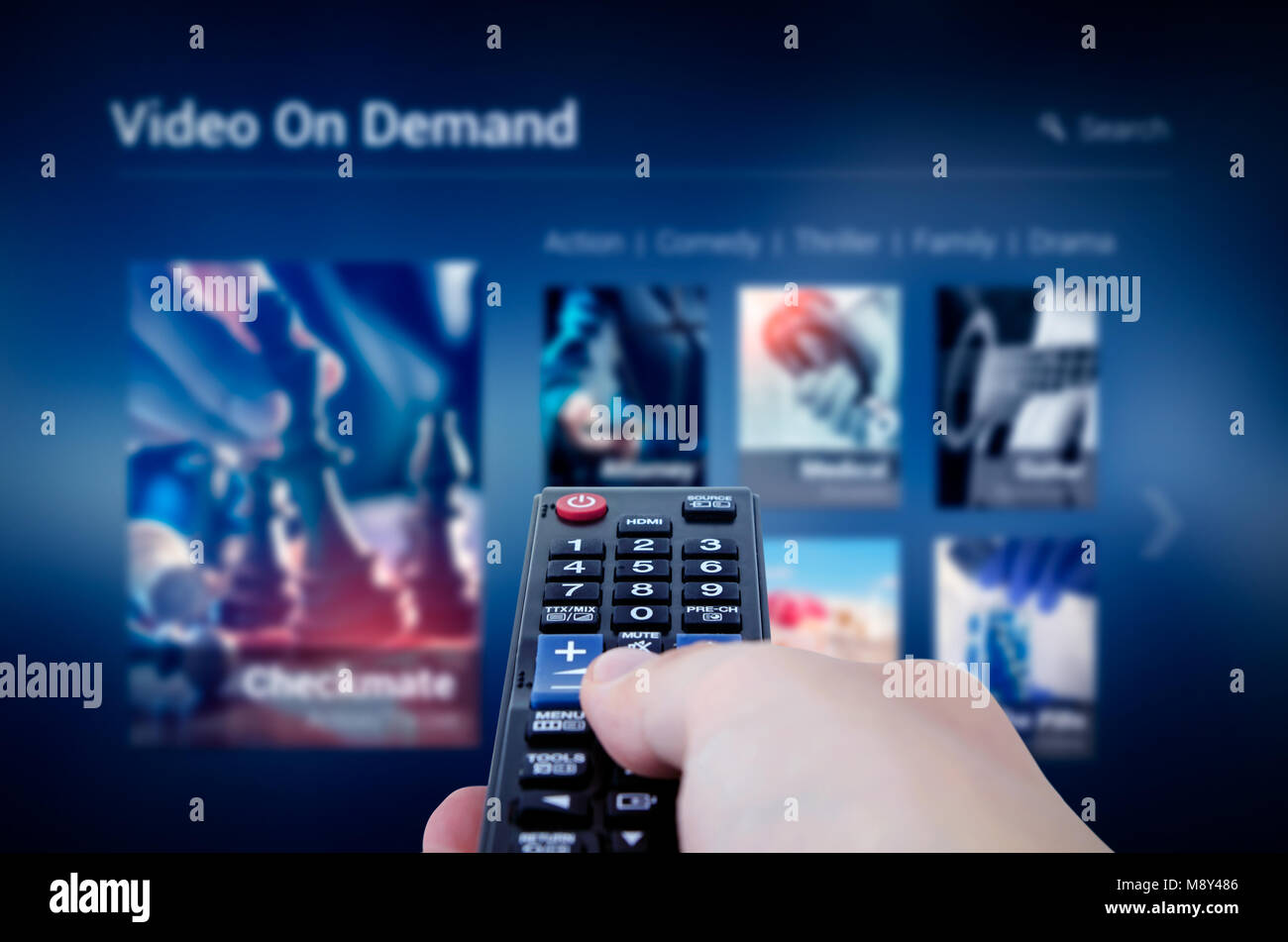 Service de VOD l'écran avec la télécommande en main. La vidéo sur demande télévision internet stream concept multimédia Banque D'Images