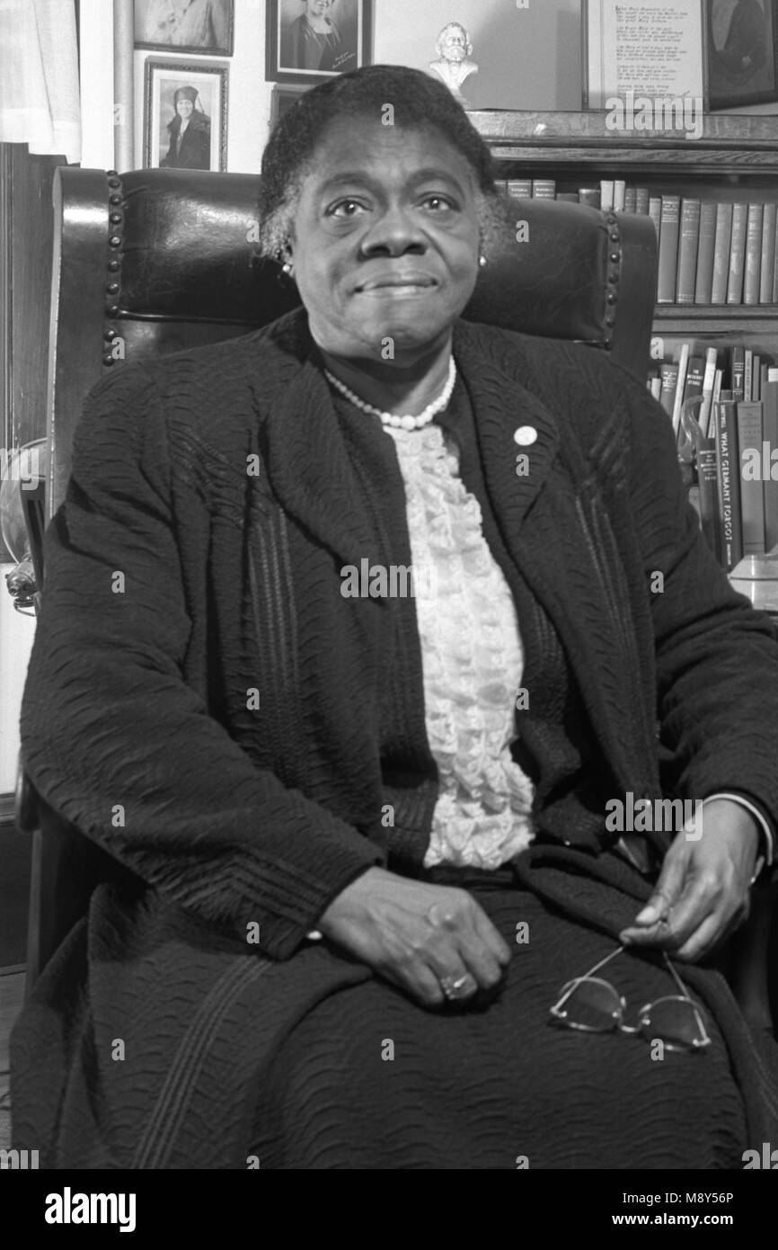 Mary McLeod Bethune (1875-1955) en janvier 1943 à Bethune-Cookman College, une école elle a d'abord fondé sous le nom de l'École de formation industrielle et littéraire pour Negro in Daytona Beach, Floride, en 1904. Bethune a également servi de conseiller national pour le président Franklin D. Roosevelt dans le cadre de ce qui était connu sous le nom de son cabinet noir. Banque D'Images