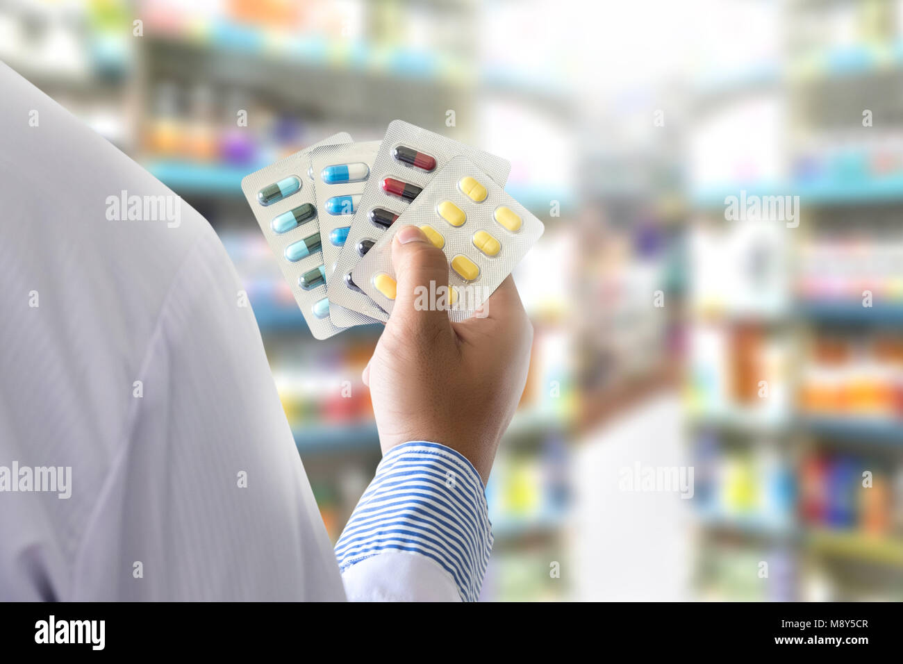 Les soins de santé tenue à Pack pharmacie pilule pharmacie Banque D'Images