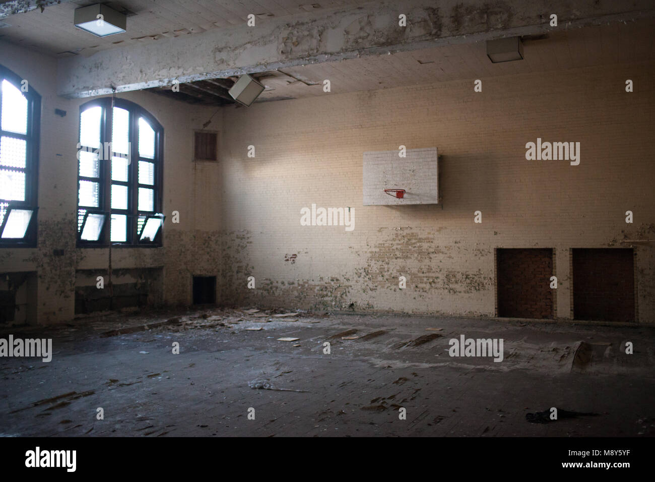 Un filet de basket-ball dans une école primaire de Detroit, Michigan, United States le 8 janvier 2014. Detroit a de nombreuses écoles fermées en raison de problèmes économiques. Detroit fait partie d'une région appelée la "ceinture de rouille" entourant les Grands Lacs. Une fois qu'un chef de file dans la production d'acier, le secteur a été frappé avec un disque le déclin économique, la perte de population et la dégradation du milieu urbain en raison de la baisse du secteur industriel. Banque D'Images