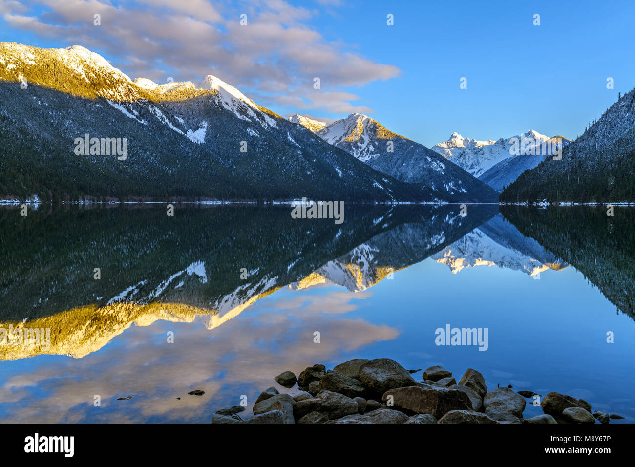 Chilliwack Lake avec le Mont Redoubt, reflétant ce qui est une partie de la gamme Skagit Montagnes, et ceux sont un sous-ensemble de la Cascade du Mo Banque D'Images