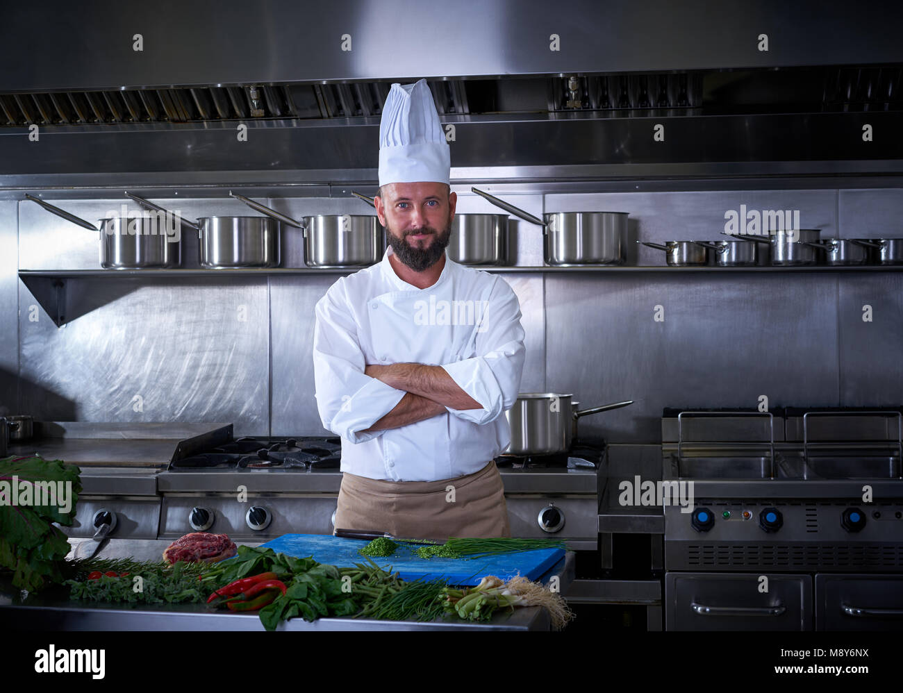 Portrait du chef de cuisine restaurant barbe avec les bras croisés Banque D'Images