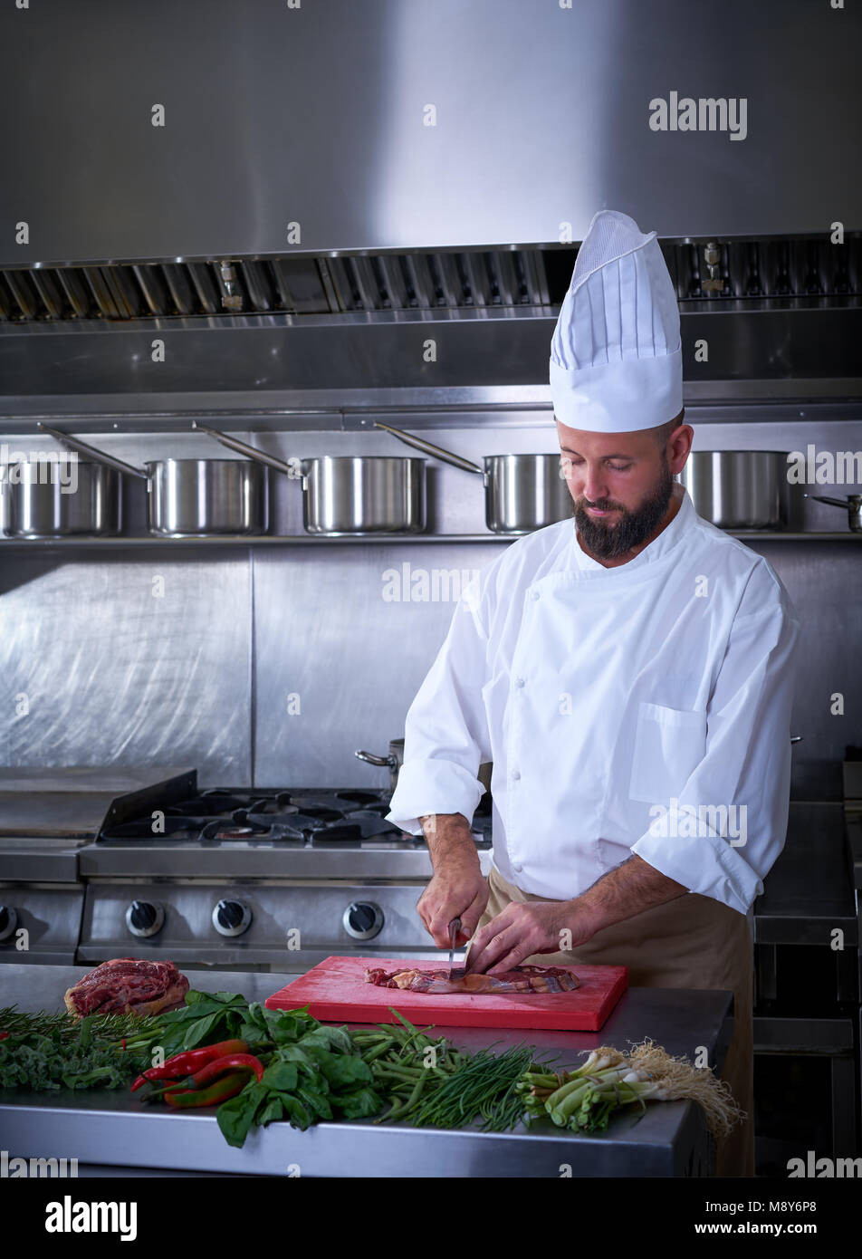 Couper la viande en chef de cuisine du restaurant de l'acier inoxydable Banque D'Images
