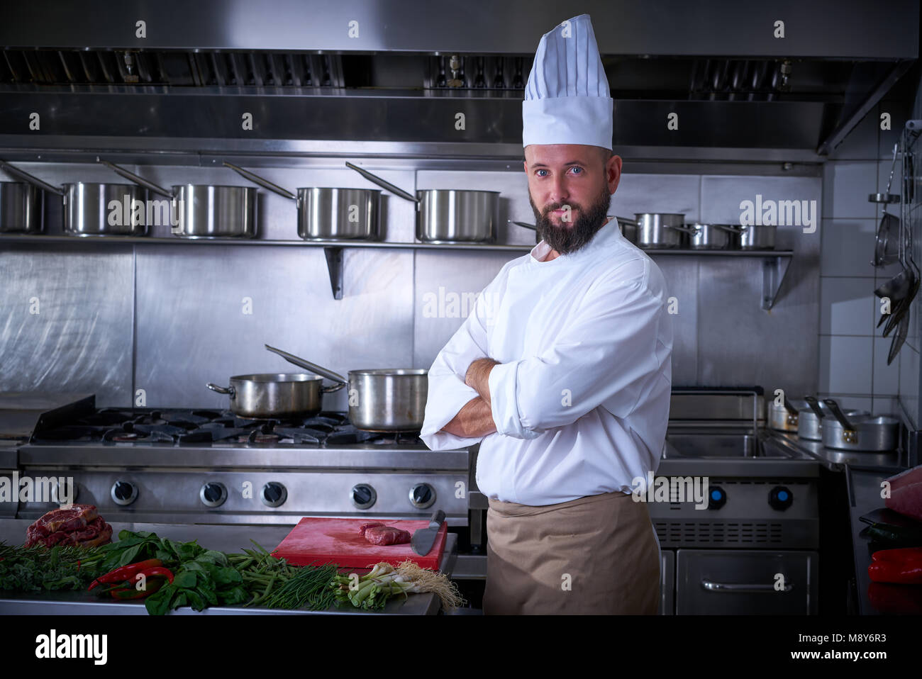 Portrait du chef de cuisine restaurant barbe avec les bras croisés Banque D'Images