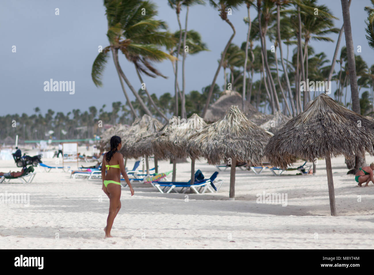 Fille sur la plage de Punta Cana. Banque D'Images