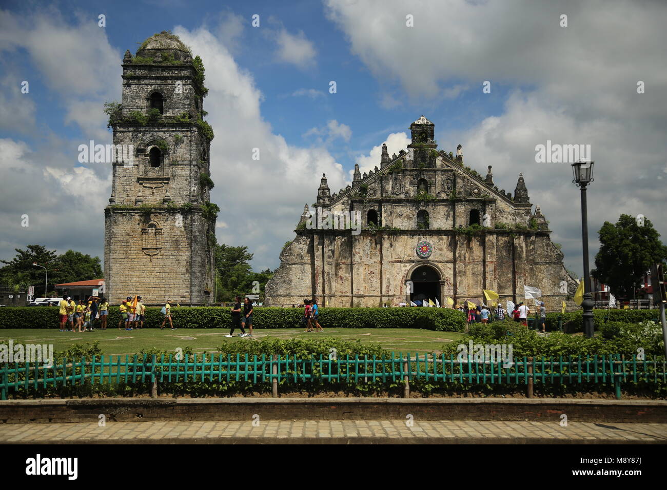 La façade et clocher de l'église de Paoay Banque D'Images