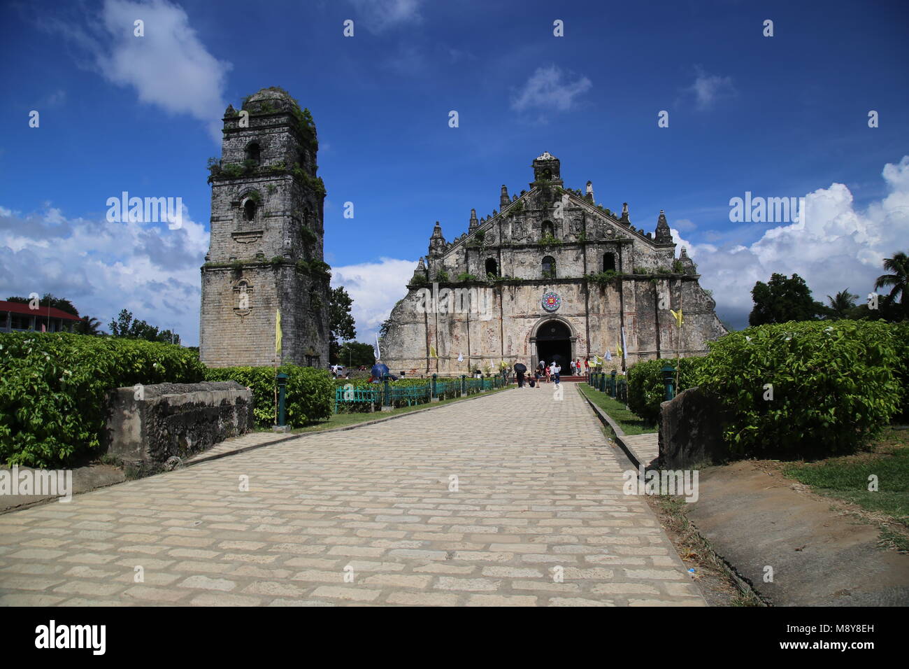 La façade et clocher de l'église de Paoay Banque D'Images