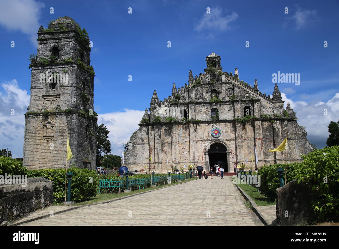 La façade et clocher de l'église de Paoay Banque D'Images