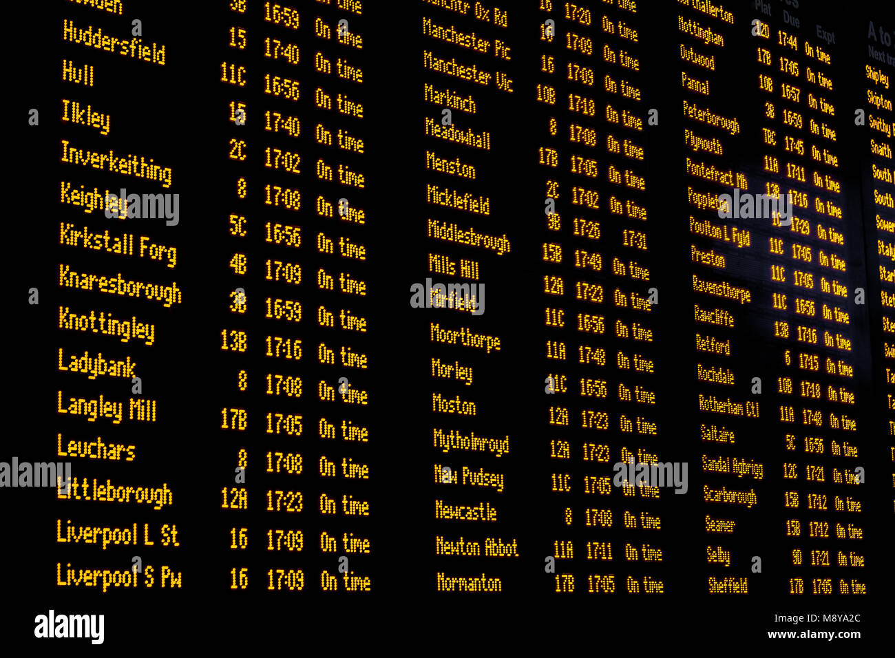 Un système électronique de renseignements sur les passagers à l'intérieur d'une gare donnant aux passagers des informations sur les destinations, les départs, arrivées, retards, Banque D'Images