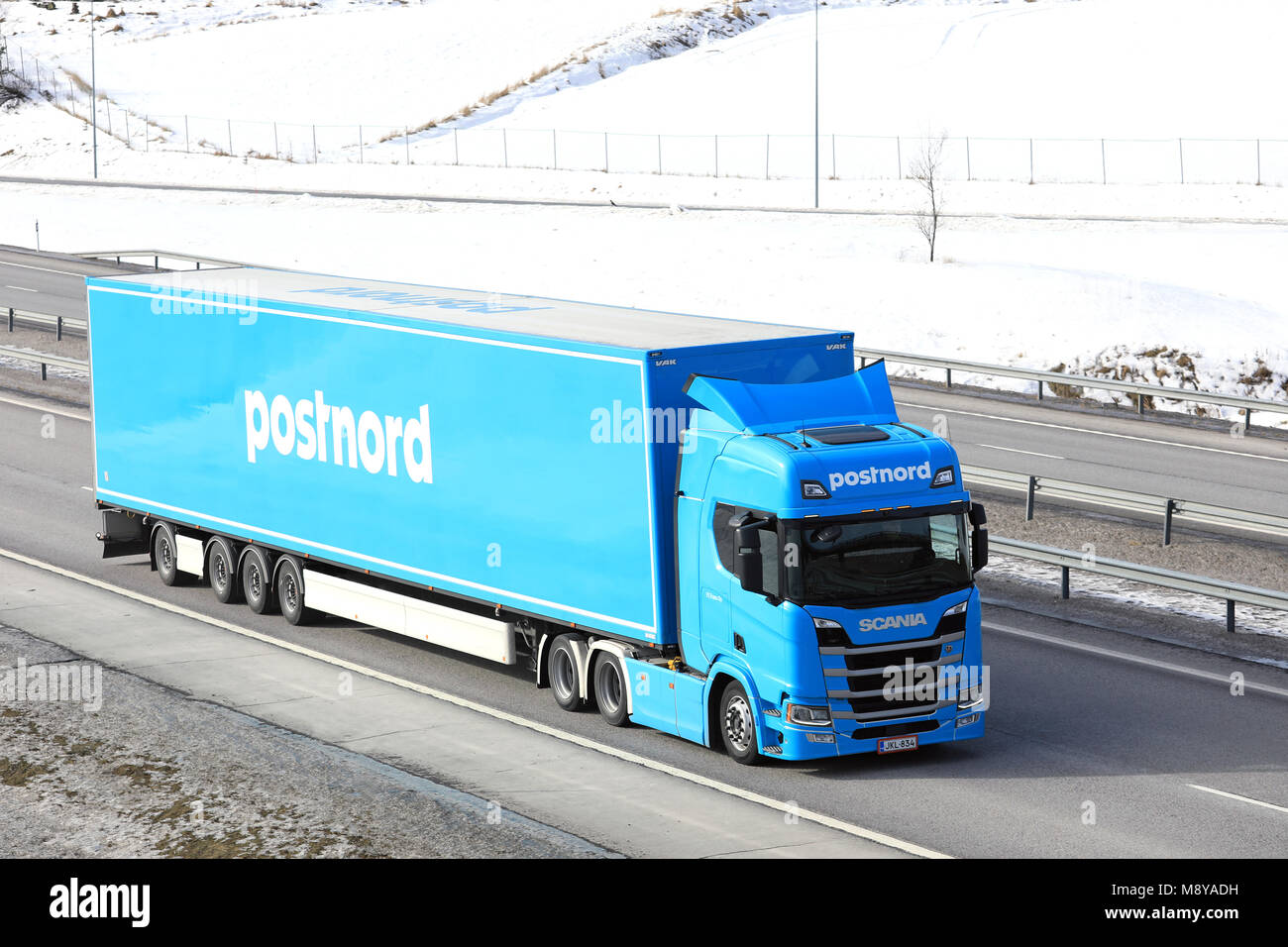 SALO, FINLANDE - le 17 mars 2018 : nouvelle génération de semi-remorque Scania R500 de FE-trans pour la logistique PostNord offre une autoroute le long de la charge dans le sud de Banque D'Images