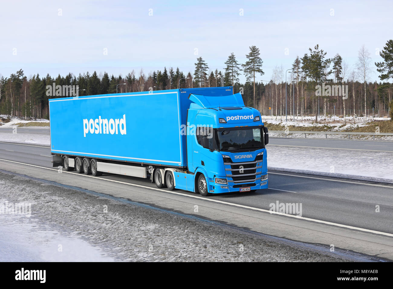 SALO, FINLANDE - le 17 mars 2018 : nouvelle génération de semi-remorque Scania R500 de FE-trans pour la logistique PostNord offre une autoroute le long de la charge dans le sud de Banque D'Images