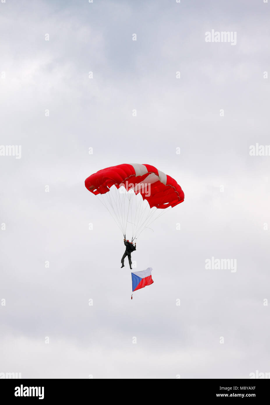 Drapeau tchèque avec parachutiste sur ciel nuageux au cours Air Show au 90e Jubilé de l'Armée de l'Air polonaise Academy "l'école des jeunes pygargues'. Banque D'Images