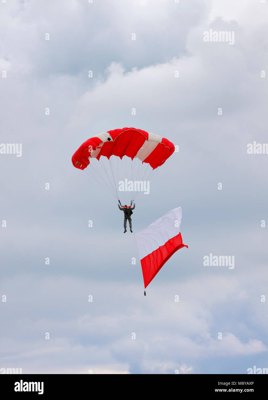 Avec parachutiste drapeau polonais sur ciel nuageux au cours Air Show au 90e Jubilé de l'Armée de l'Air polonaise Academy "l'école des jeunes pygargues'. Banque D'Images
