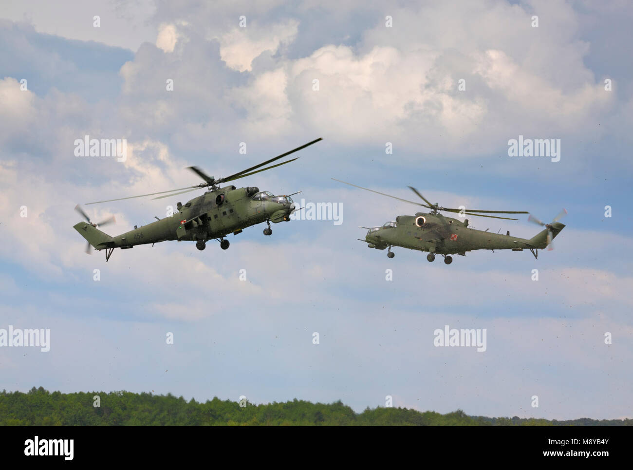 Battant deux l'Armée de l'Air polonaise Mil Mi-24D Hind-D pendant le spectacle aérien international à l'occasion du 90e anniversaire de l'Académie de l'Armée de l'Air polonaise. Banque D'Images