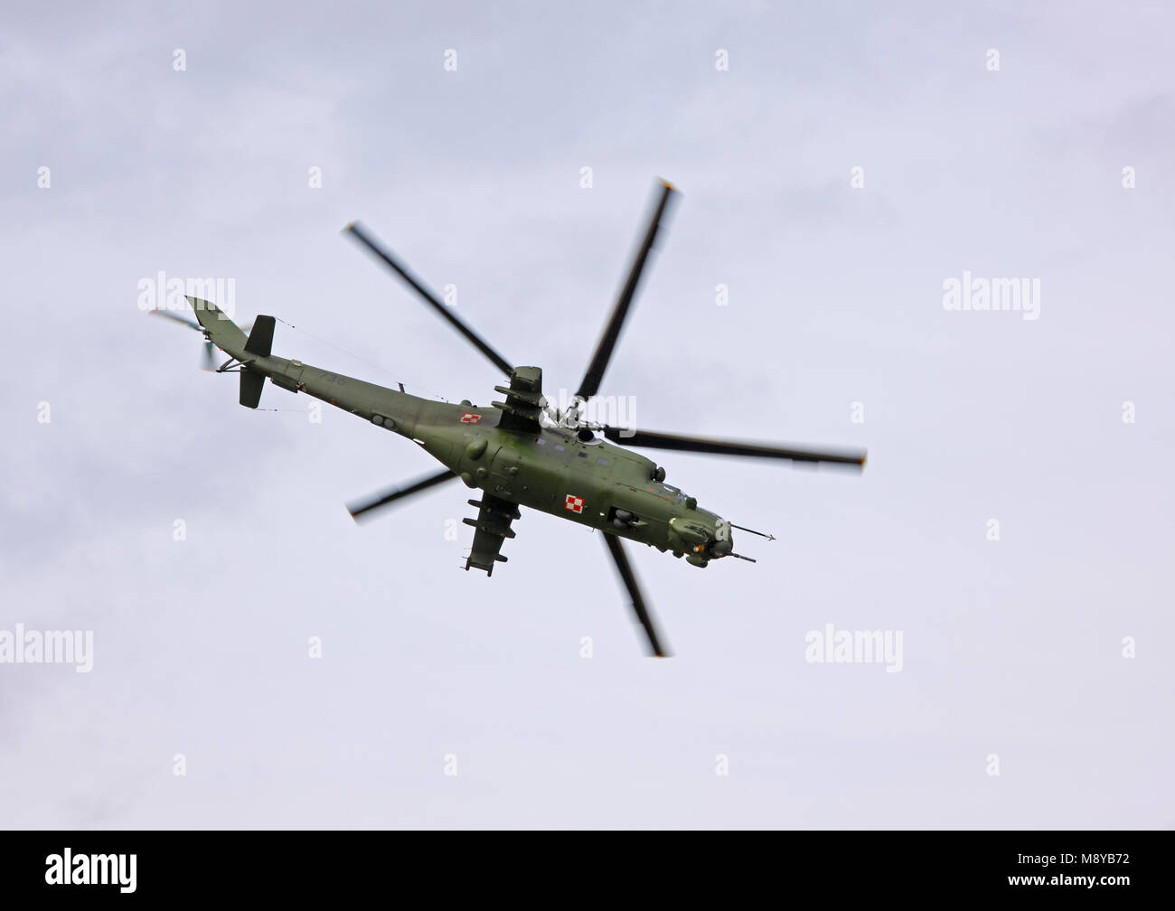 Aux commandes de l'Armée de l'Air polonaise Mil Mi-24D Hind-D pendant le spectacle aérien international à l'occasion du 90e anniversaire de l'Académie de l'Armée de l'Air polonaise. Banque D'Images