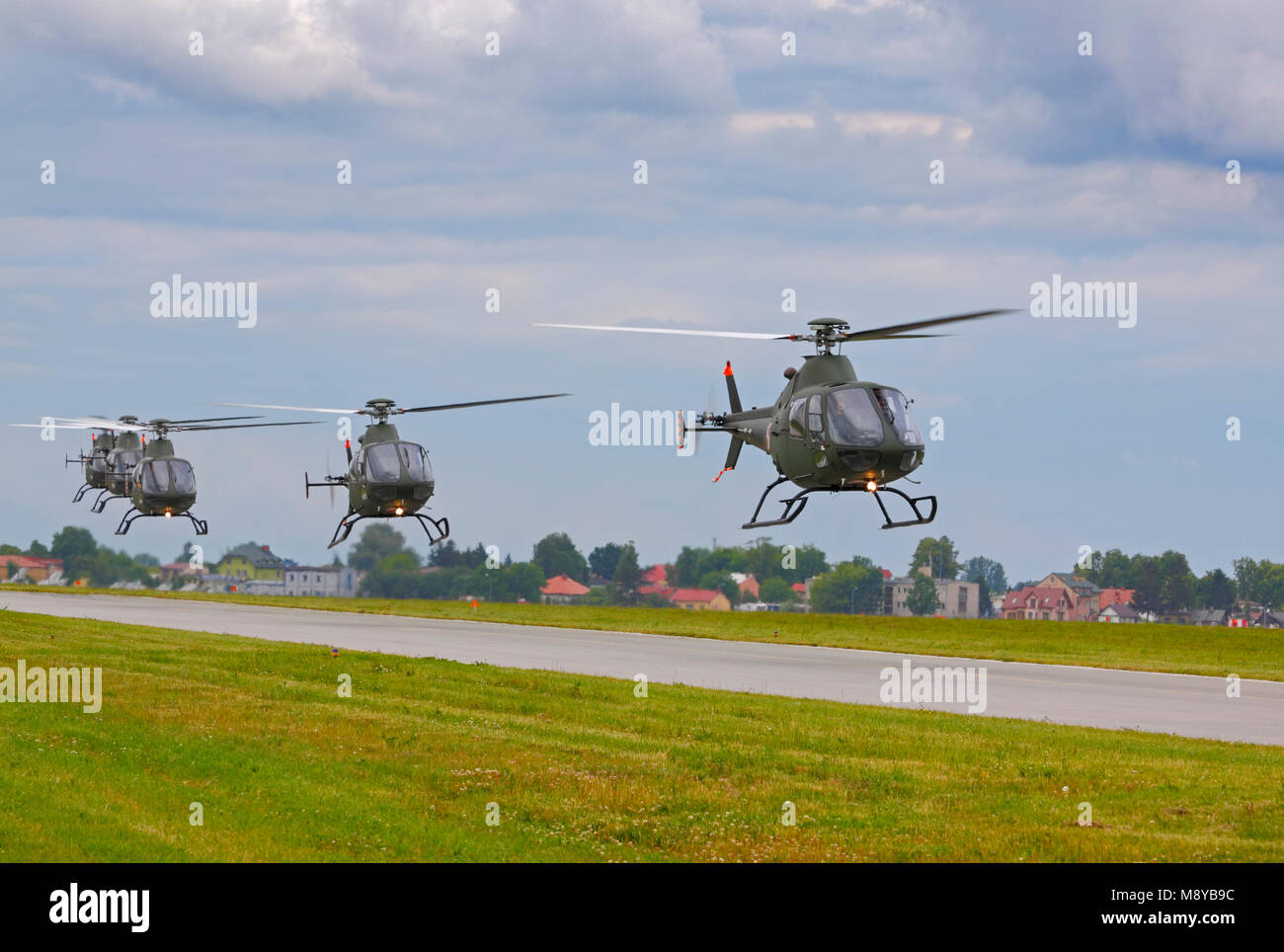Colonne d'une 5 l'Armée de l'Air polonaise PZL SW-4 Puszczyk (Chouette hulotte) survolant de piste à l'International Air Show. Deblin, Pologne, 20 juin 2015. Banque D'Images