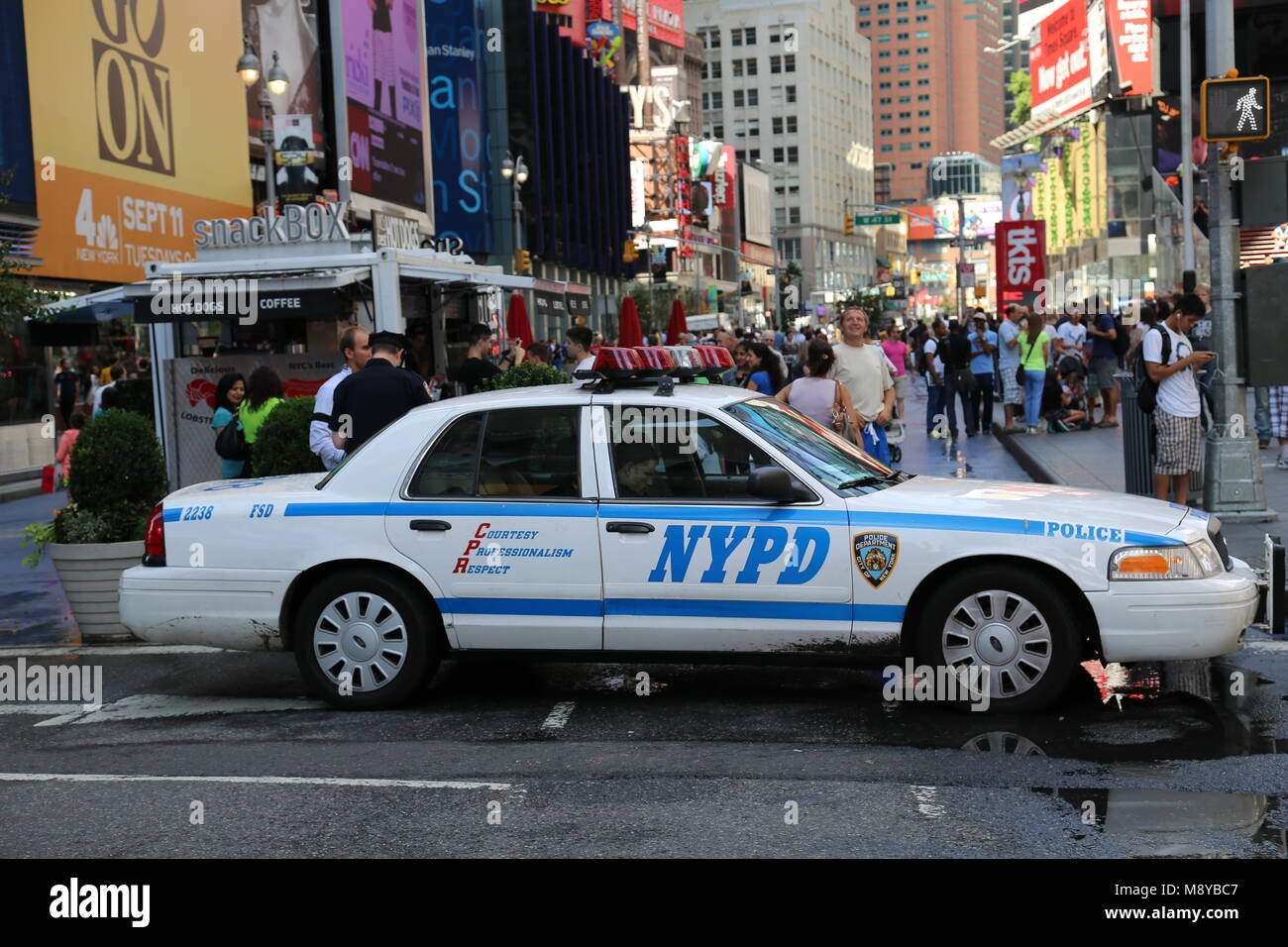 Voiture de police avec une patrouille en service à Times Square. New York, USA. Banque D'Images