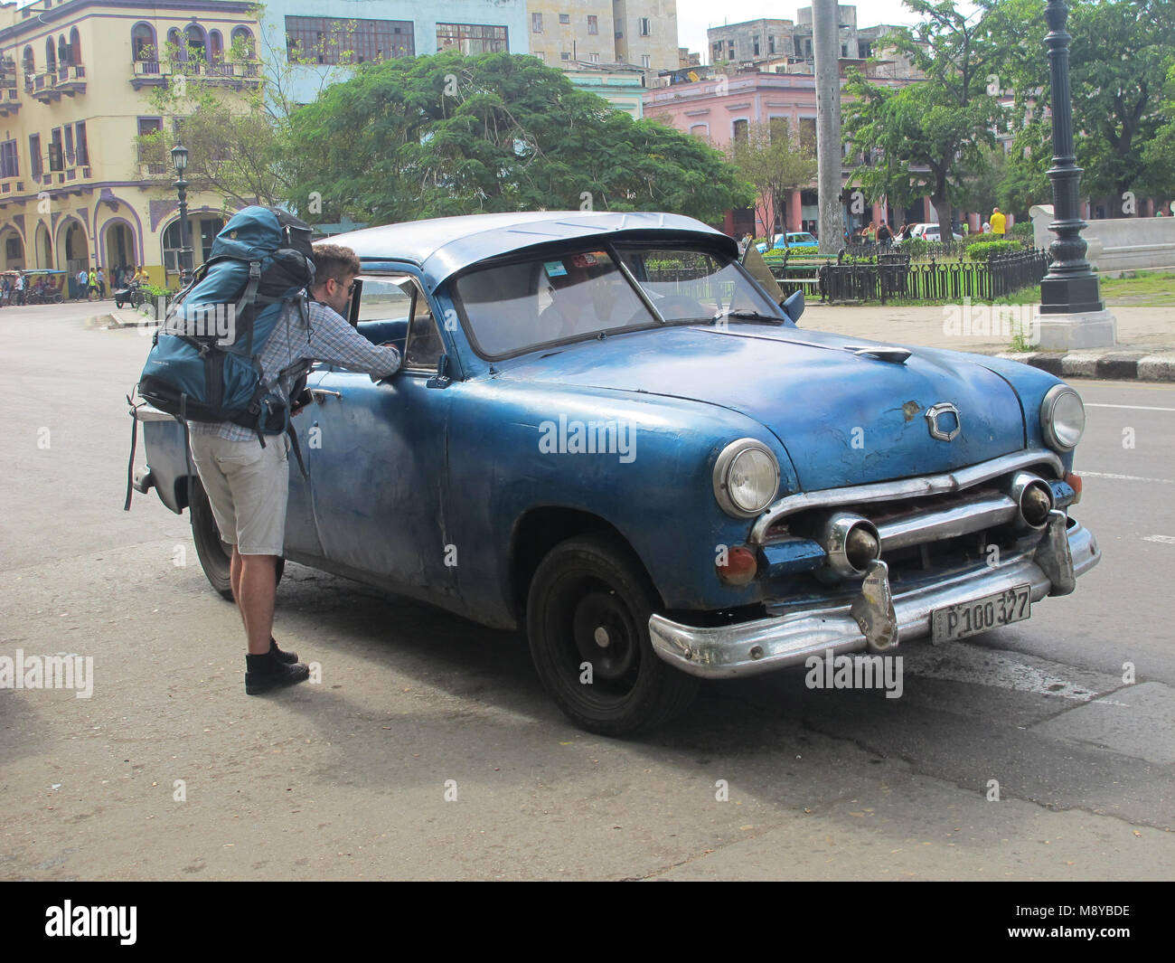 Négocie un voyage touristique avec un chauffeur du vintage voiture américaine. La Havane, Cuba Banque D'Images