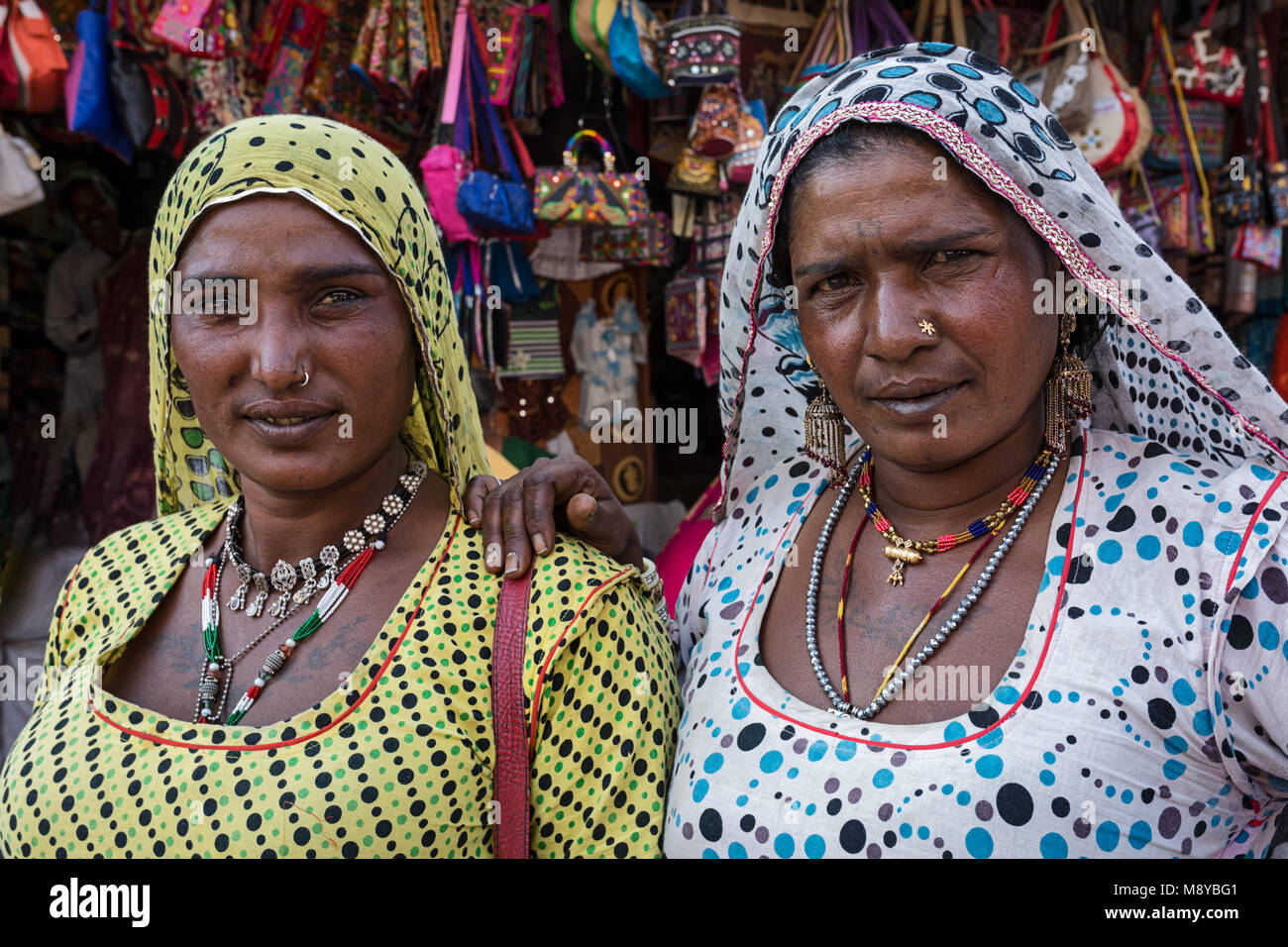 Deux femmes ethniques at a market stall dans Pushkar Banque D'Images
