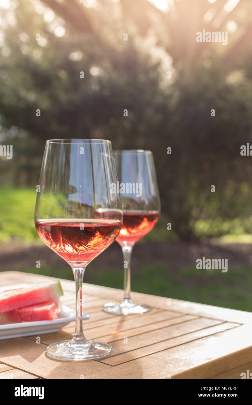 Deux verres de vin rose sur une table d'extérieur Banque D'Images