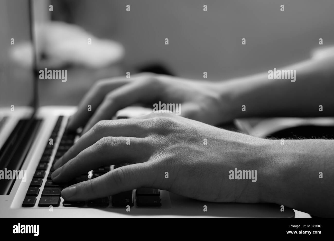 Macro, les hommes de main de la saisie sur clavier d'ordinateur portable Banque D'Images