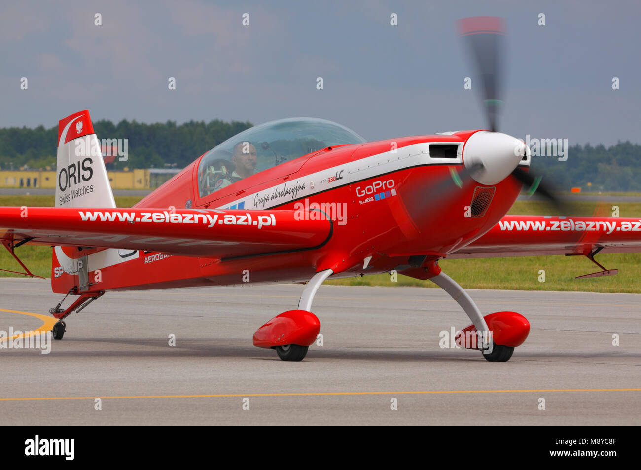 L'utilisation des 330 m. de l'équipe acrobatique Zelazny sur la piste pendant le spectacle aérien international à l'occasion du 90e anniversaire de l'Académie de l'Armée de l'Air polonaise. Banque D'Images