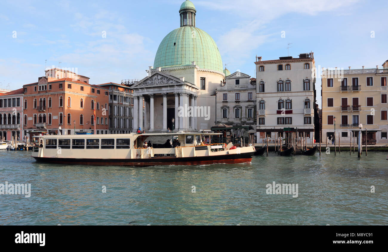 Venise Italie l'ancienne église de Saint Siméon et le bateau sur le Grand Canal près de la gare Banque D'Images