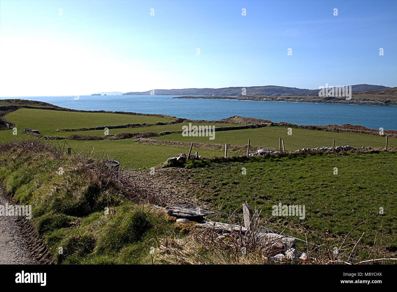 Vues sur le littoral irlandais et la campagne environnante du West Cork, Irlande. Banque D'Images