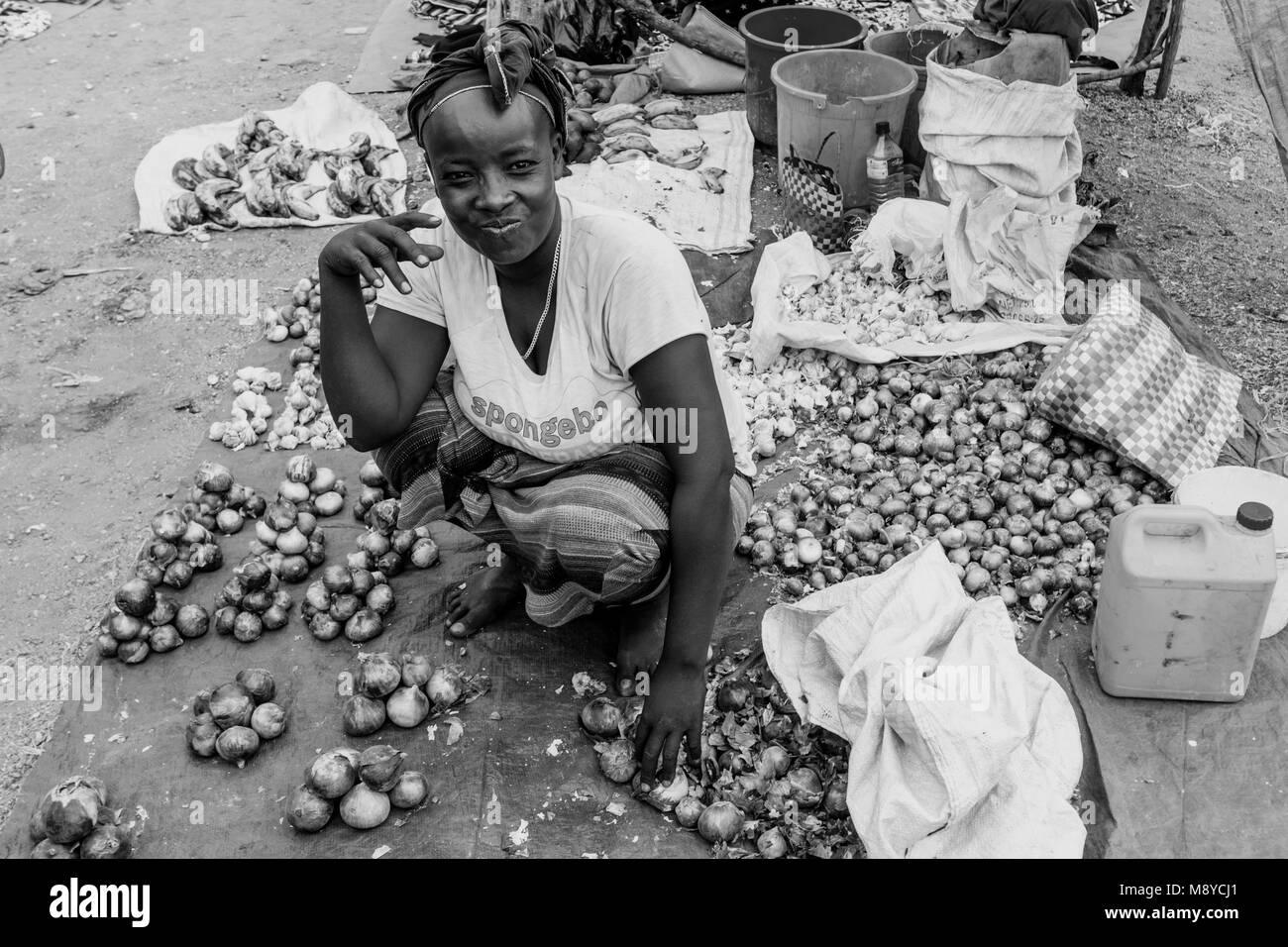 Une jeune femme vend des oignons à l'Alduba Marché Tribal, près de Keyafer, vallée de l'Omo, Ethiopie Banque D'Images