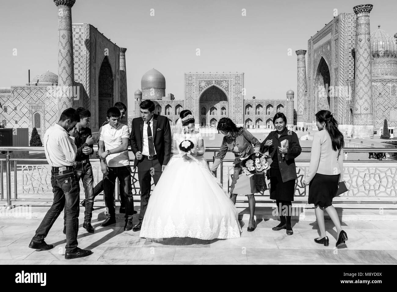 Un jeune couple arrive à la complexe Registan pour leurs photos de mariage, le Reghistan