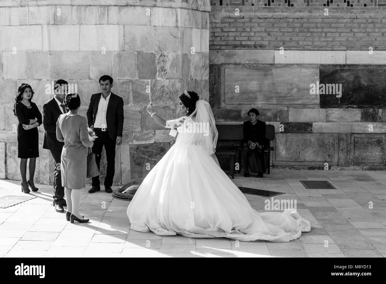 Un 'juste' jeune couple mariés arrivent au Reghistan complexe pour leurs photos de mariage, le Reghistan, Samarkand, Ouzbékistan Banque D'Images