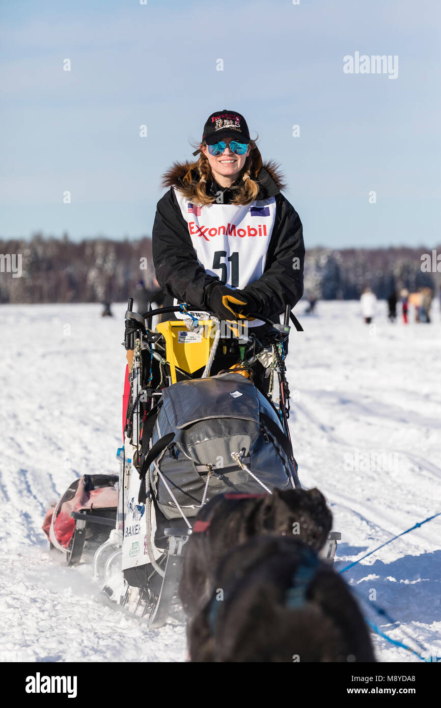 Musher Katherine Keith après le redémarrage en saule de la 46e Iditarod Trail Sled Dog Race dans le sud de l'Alaska. Banque D'Images