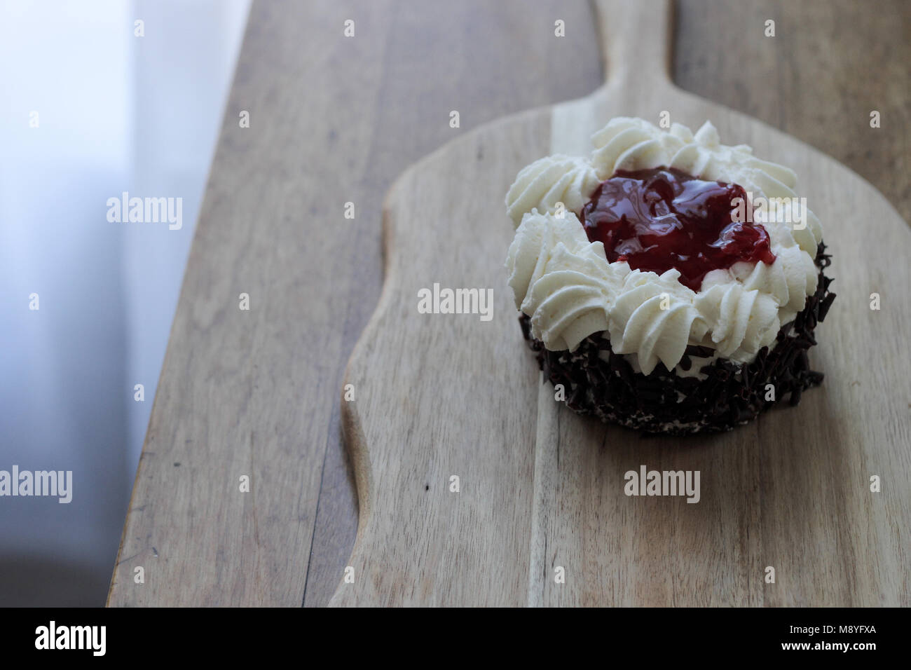 Un petit gâteau forêt noire maison Banque D'Images